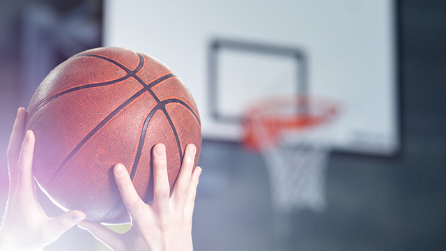 Foto: Basketballwurf Richtung Korb