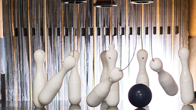 Foto: fallende Kegel mit Kugel